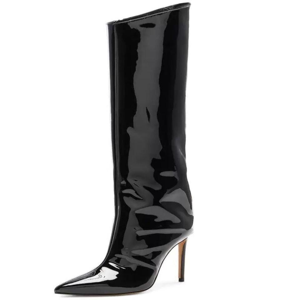 Kniehohe Stiefel aus Lackleder mit spitzer Zehenpartie und 5 Zoll Stilettoabsatz