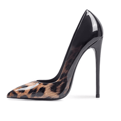 Schwarze Pumps mit spitzer Zehenpartie und Stilettoabsatz und Leopardenmuster