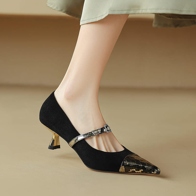 Schwarze Mary-Jane-Pumps aus Wildleder mit spitzer Zehenpartie und Kitten Heel