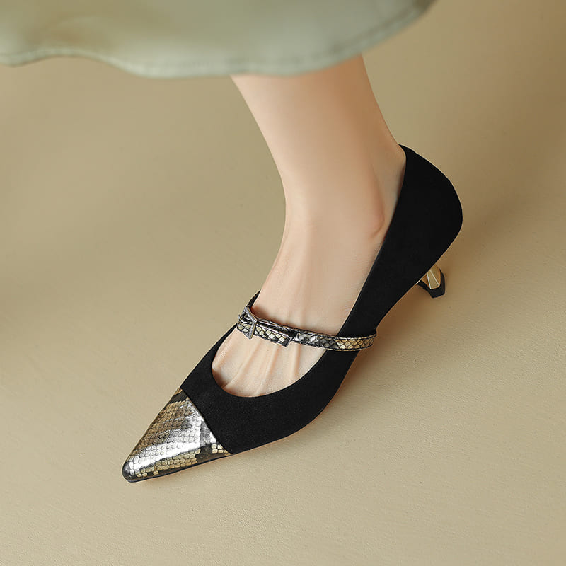 Schwarze Mary-Jane-Pumps aus Wildleder mit spitzer Zehenpartie und Kitten Heel