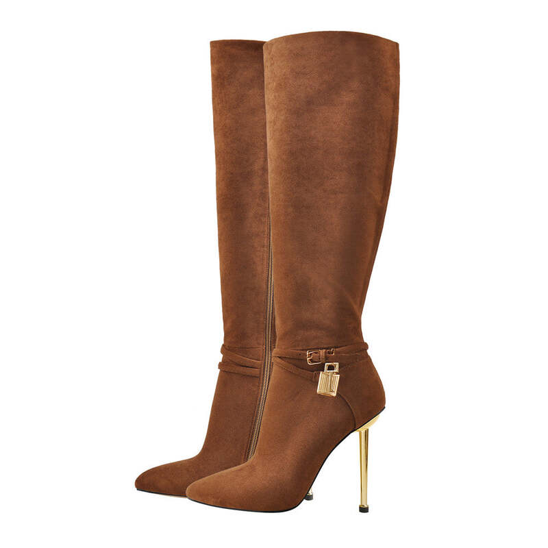 Bottes hautes à talons aiguilles en daim vegan marron avec décor mini cadenas