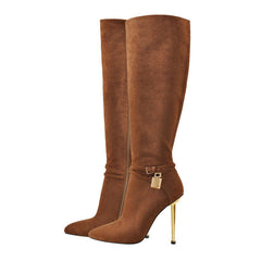 Bottes hautes à talons aiguilles en daim vegan marron avec décor mini cadenas