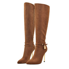 Bottes hautes à talons aiguilles en daim vegan marron avec décor mini cadenas