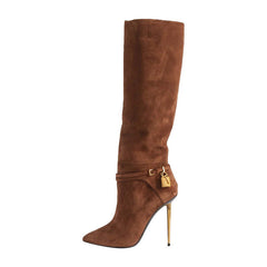 Bottes hautes à talons aiguilles en daim vegan marron avec décor mini cadenas