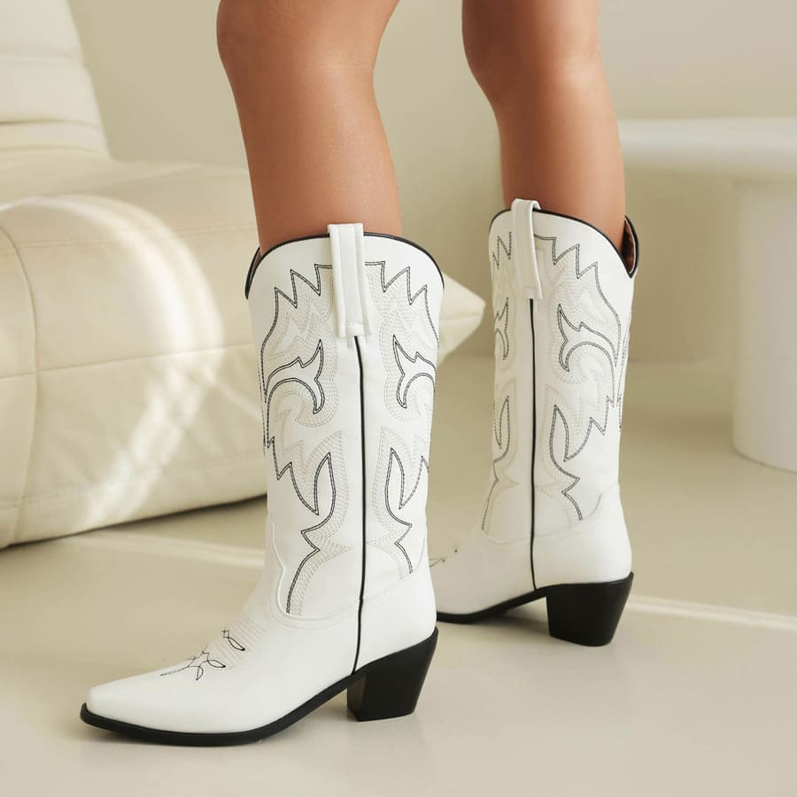 Cowgirlstiefel mit Blockabsatz und quadratischer Zehenpartie und halbhohem Absatz und Blumenmuster