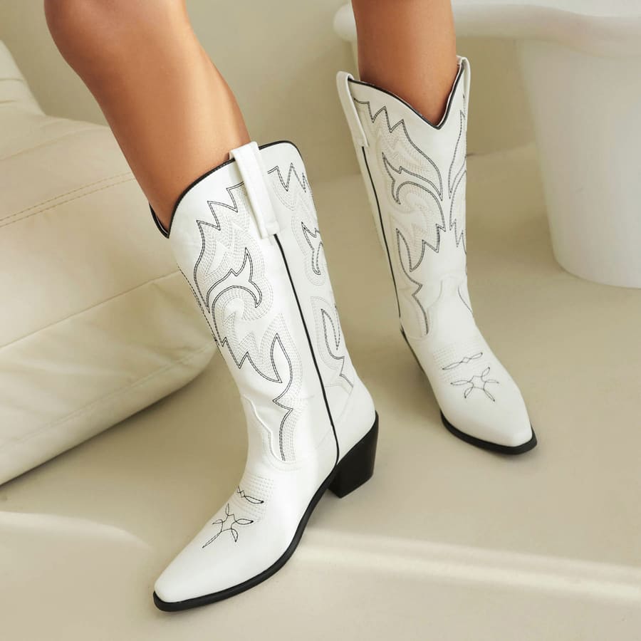 Cowgirlstiefel mit Blockabsatz und quadratischer Zehenpartie und halbhohem Absatz und Blumenmuster