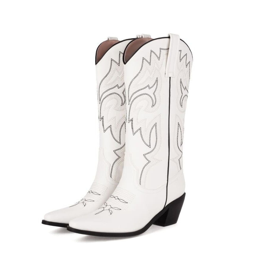 Cowgirlstiefel mit Blockabsatz und quadratischer Zehenpartie und halbhohem Absatz und Blumenmuster