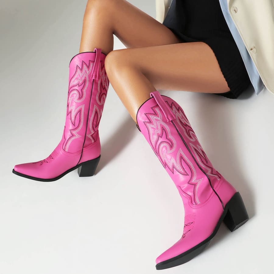 Cowgirlstiefel mit Blockabsatz und quadratischer Zehenpartie und halbhohem Absatz und Blumenmuster