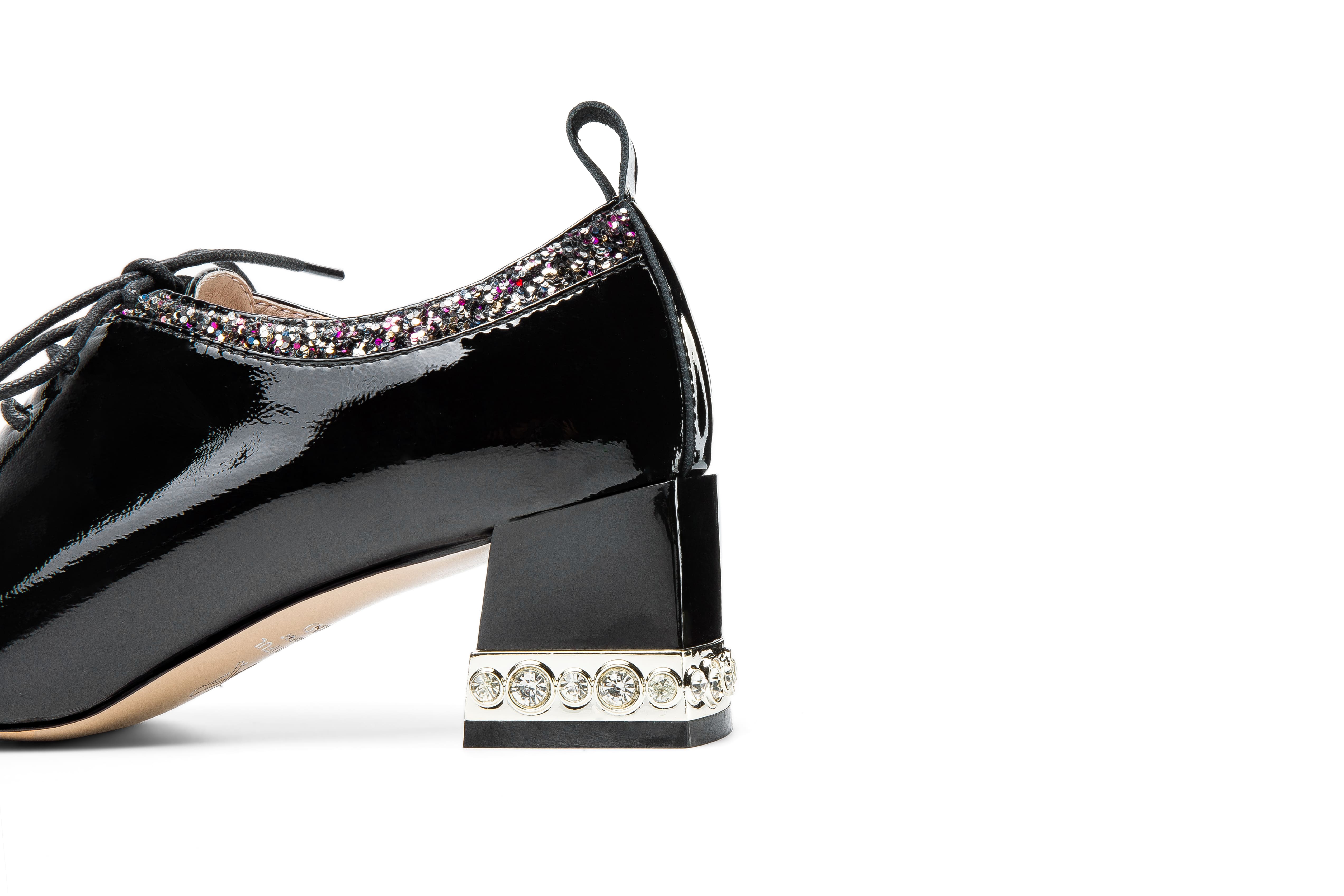 Escarpins à talons hauts et bout pointu en cuir vintage avec lacets et cristaux