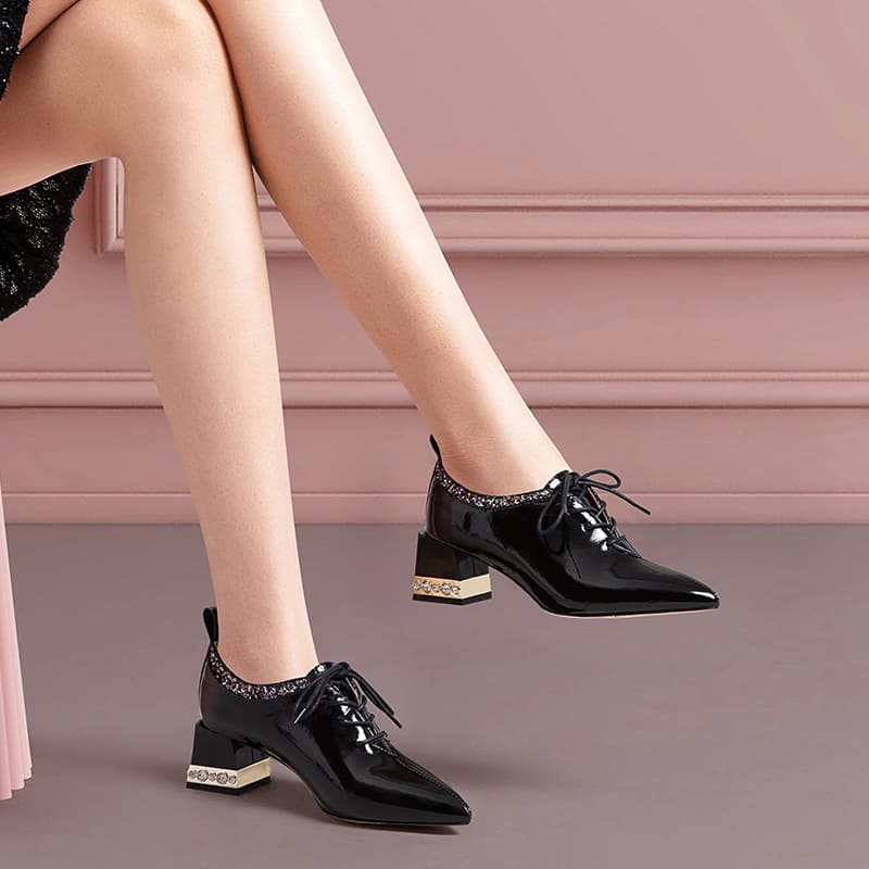Escarpins à talons hauts et bout pointu en cuir vintage avec lacets et cristaux