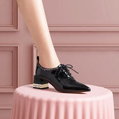 Escarpins à talons hauts et bout pointu en cuir vintage avec lacets et cristaux