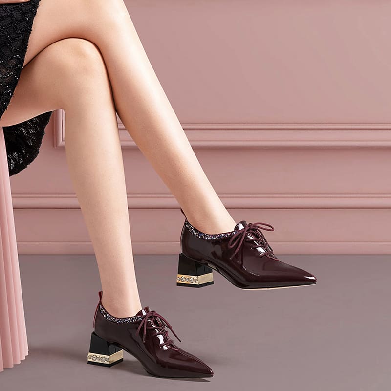 Escarpins à talons hauts et bout pointu en cuir vintage avec lacets et cristaux