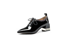 Escarpins à talons hauts et bout pointu en cuir vintage avec lacets et cristaux