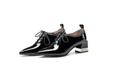 Escarpins à talons hauts et bout pointu en cuir vintage avec lacets et cristaux