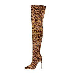 Braune Overknee-Stiefel mit Leopardenmuster und spitzer Zehenpartie und Stilettoabsatz