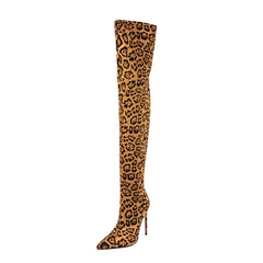 Braune Overknee-Stiefel mit Leopardenmuster und spitzer Zehenpartie und Stilettoabsatz