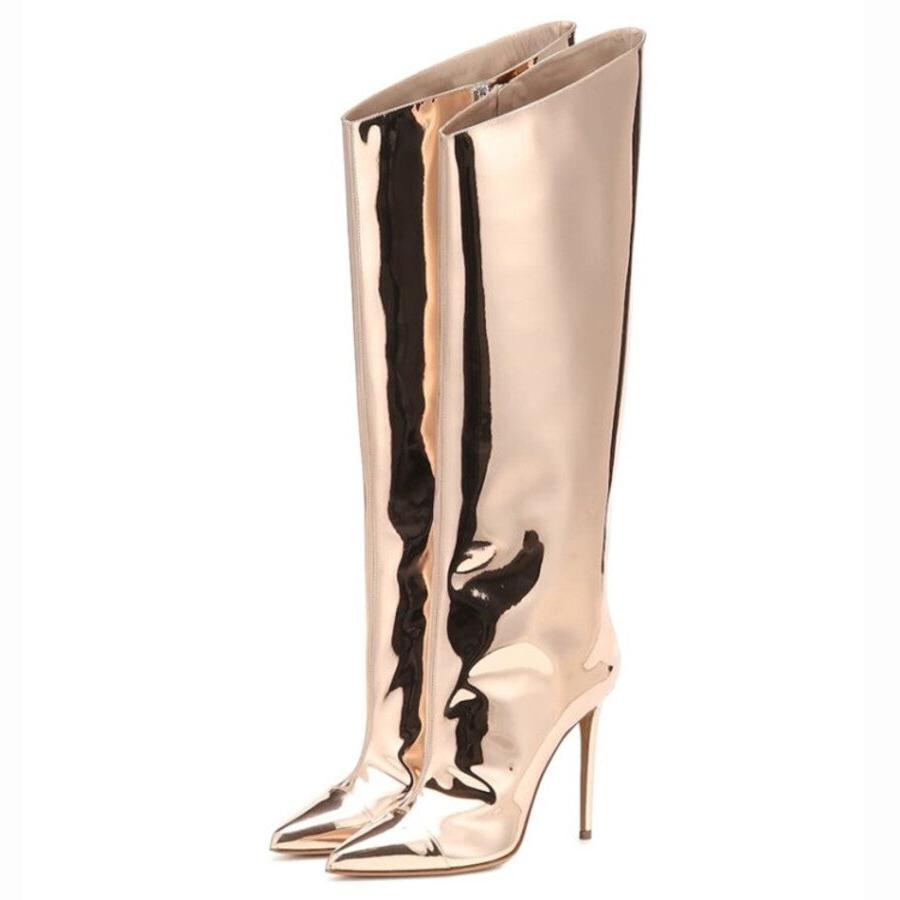 Kniehohe Stiefel aus verspiegeltem Lackleder mit spitzer Zehenpartie und Stilettoabsatz