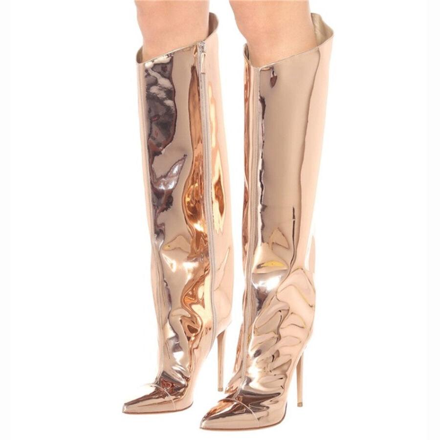 Kniehohe Stiefel aus verspiegeltem Lackleder mit spitzer Zehenpartie und Stilettoabsatz