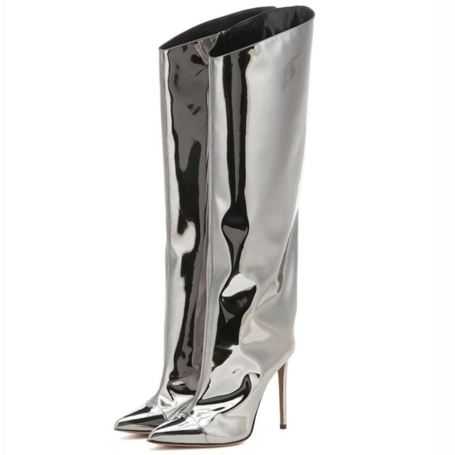 Kniehohe Stiefel aus verspiegeltem Lackleder mit spitzer Zehenpartie und Stilettoabsatz