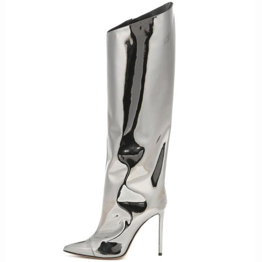 Kniehohe Stiefel aus verspiegeltem Lackleder mit spitzer Zehenpartie und Stilettoabsatz