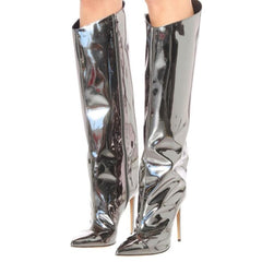 Kniehohe Stiefel aus verspiegeltem Lackleder mit spitzer Zehenpartie und Stilettoabsatz