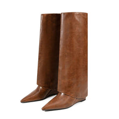 Kniehohe Stiefel mit spitzer Zehenpartie, Keilabsatz und Umschlag