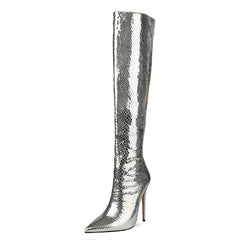 Silberne kniehohe Stiefel mit spitzer Zehenpartie und Stilettoabsatz in Schlangenhaut-Optik