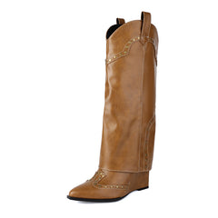 Braune Stiefel mit spitzer Spitze und Stilettoabsatz und Steinmuster