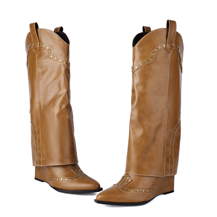 Braune Stiefel mit spitzer Spitze und Stilettoabsatz und Steinmuster