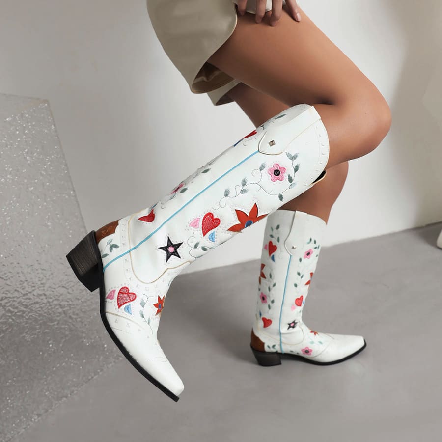 Weiße Cowgirlstiefel im Vintage-Stil mit eckiger Zehenpartie und 5 cm Blockabsatz und breiter Schaftweite