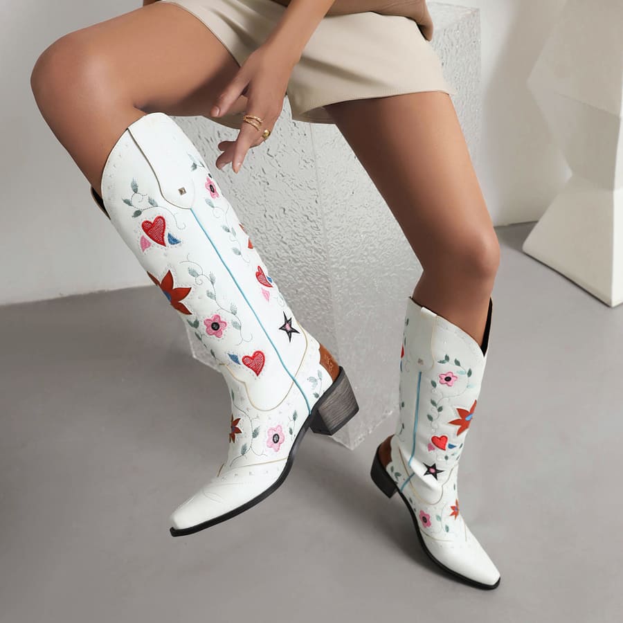 Weiße Cowgirlstiefel im Vintage-Stil mit eckiger Zehenpartie und 5 cm Blockabsatz und breiter Schaftweite