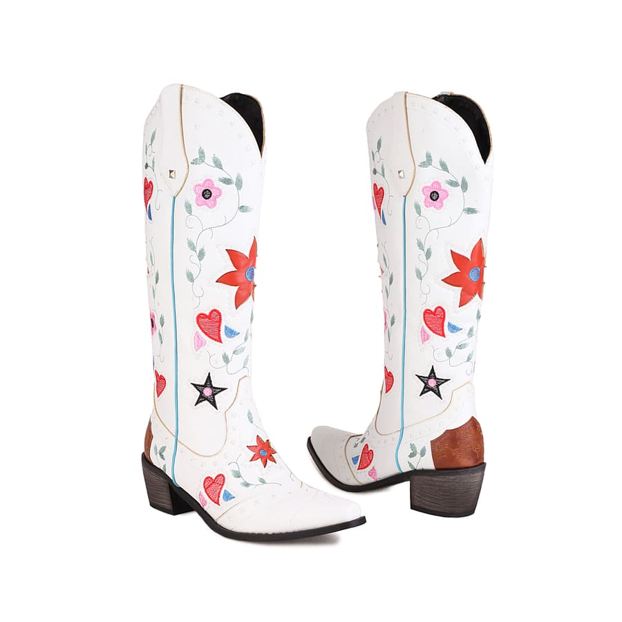 Weiße Cowgirlstiefel im Vintage-Stil mit eckiger Zehenpartie und 5 cm Blockabsatz und breiter Schaftweite